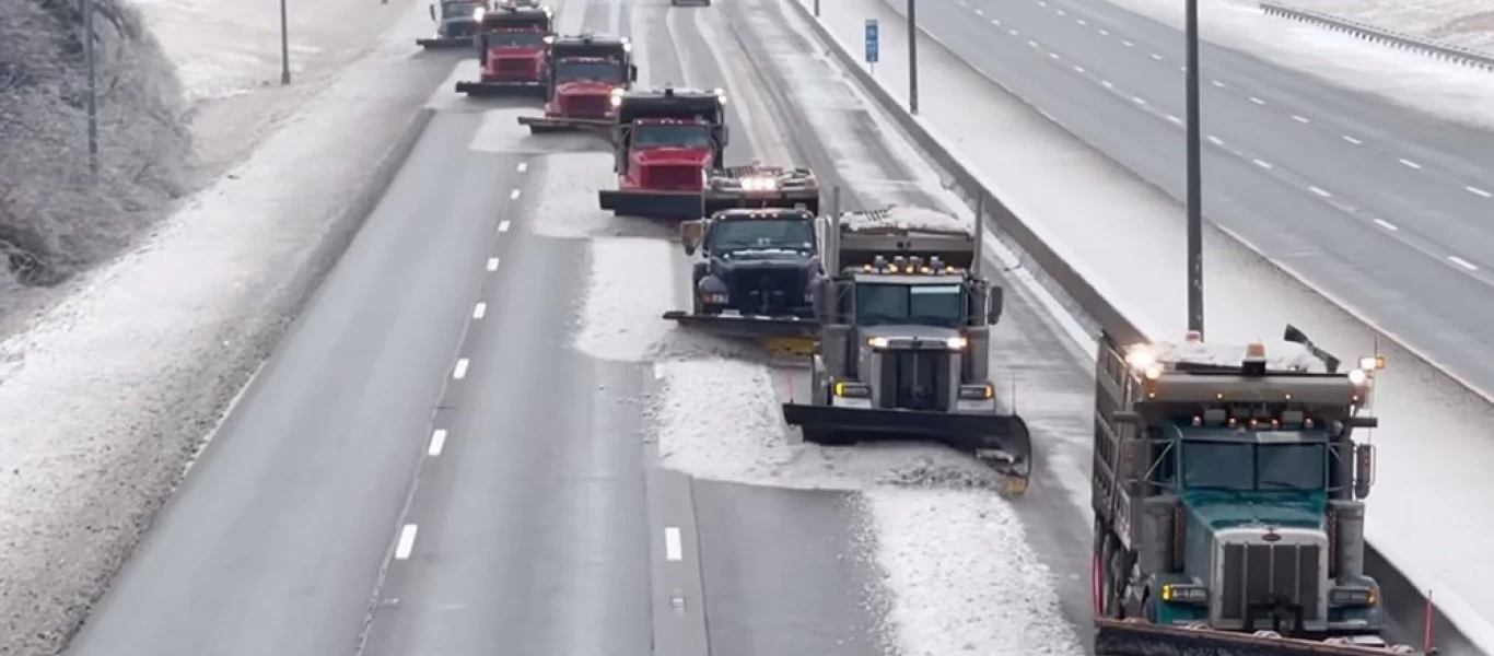 Ο τρόπος με τον οποίο οι Αμερικανοί απομακρύνουν το χιόνι από τους δρόμους (βίντεο)